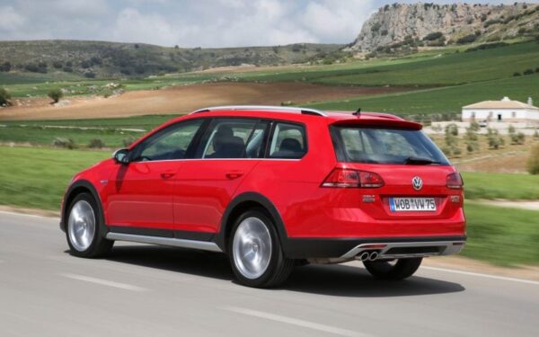 2017 VOLKSWAGEN GOLF ALLTRACK – A GO-TO CAR FOR BURGEONING FAMILIES