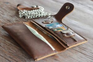 HOW TO CHOOSE A PERFECT BIKER WALLET